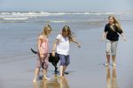 Wassenaar 10 juli 2015
Fotouurtje met Koningin Maxima Koning Willem Alexander en de prinsesjes Amalia Alexia en Ariane op het strand van Wassenaar.