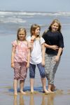 Wassenaar 10 juli 2015
Fotouurtje met Koningin Maxima Koning Willem Alexander en de prinsesjes Amalia Alexia en Ariane op het strand van Wassenaar.