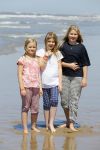 Wassenaar 10 juli 2015
Fotouurtje met Koningin Maxima Koning Willem Alexander en de prinsesjes Amalia Alexia en Ariane op het strand van Wassenaar.