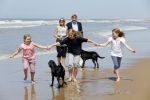 Wassenaar 10 juli 2015
Fotouurtje met Koningin Maxima Koning Willem Alexander en de prinsesjes Amalia Alexia en Ariane op het strand van Wassenaar.