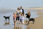 Wassenaar 10 juli 2015
Fotouurtje met Koningin Maxima Koning Willem Alexander en de prinsesjes Amalia Alexia en Ariane op het strand van Wassenaar.