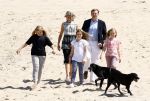 Wassenaar 10 juli 2015
Fotouurtje met Koningin Maxima Koning Willem Alexander en de prinsesjes Amalia Alexia en Ariane op het strand van Wassenaar.