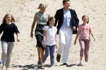 Wassenaar 10 juli 2015
Fotouurtje met Koningin Maxima Koning Willem Alexander en de prinsesjes Amalia Alexia en Ariane op het strand van Wassenaar.