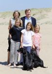 Wassenaar 10 juli 2015
Fotouurtje met Koningin Maxima Koning Willem Alexander en de prinsesjes Amalia Alexia en Ariane op het strand van Wassenaar.