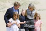 Wassenaar 10 juli 2015
Fotouurtje met Koningin Maxima Koning Willem Alexander en de prinsesjes Amalia Alexia en Ariane op het strand van Wassenaar.