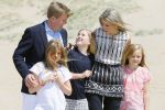 Wassenaar 10 juli 2015
Fotouurtje met Koningin Maxima Koning Willem Alexander en de prinsesjes Amalia Alexia en Ariane op het strand van Wassenaar.