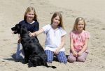 Wassenaar 10 juli 2015
Fotouurtje met Koningin Maxima Koning Willem Alexander en de prinsesjes Amalia Alexia en Ariane op het strand van Wassenaar.