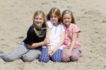 Wassenaar 10 juli 2015
Fotouurtje met Koningin Maxima Koning Willem Alexander en de prinsesjes Amalia Alexia en Ariane op het strand van Wassenaar.