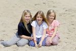 Wassenaar 10 juli 2015
Fotouurtje met Koningin Maxima Koning Willem Alexander en de prinsesjes Amalia Alexia en Ariane op het strand van Wassenaar.
