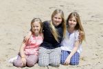 Wassenaar 10 juli 2015
Fotouurtje met Koningin Maxima Koning Willem Alexander en de prinsesjes Amalia Alexia en Ariane op het strand van Wassenaar.