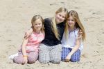 Wassenaar 10 juli 2015
Fotouurtje met Koningin Maxima Koning Willem Alexander en de prinsesjes Amalia Alexia en Ariane op het strand van Wassenaar.