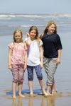 Wassenaar 10 juli 2015
Fotouurtje met Koningin Maxima Koning Willem Alexander en de prinsesjes Amalia Alexia en Ariane op het strand van Wassenaar.
