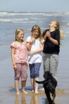 Wassenaar 10 juli 2015
Fotouurtje met Koningin Maxima Koning Willem Alexander en de prinsesjes Amalia Alexia en Ariane op het strand van Wassenaar.