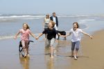 Wassenaar 10 juli 2015
Fotouurtje met Koningin Maxima Koning Willem Alexander en de prinsesjes Amalia Alexia en Ariane op het strand van Wassenaar.