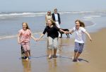 Wassenaar 10 juli 2015
Fotouurtje met Koningin Maxima Koning Willem Alexander en de prinsesjes Amalia Alexia en Ariane op het strand van Wassenaar.