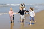 Wassenaar 10 juli 2015
Fotouurtje met Koningin Maxima Koning Willem Alexander en de prinsesjes Amalia Alexia en Ariane op het strand van Wassenaar.