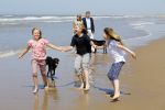 Wassenaar 10 juli 2015
Fotouurtje met Koningin Maxima Koning Willem Alexander en de prinsesjes Amalia Alexia en Ariane op het strand van Wassenaar.