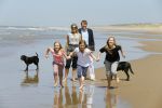 Wassenaar 10 juli 2015
Fotouurtje met Koningin Maxima Koning Willem Alexander en de prinsesjes Amalia Alexia en Ariane op het strand van Wassenaar.