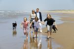 Wassenaar 10 juli 2015
Fotouurtje met Koningin Maxima Koning Willem Alexander en de prinsesjes Amalia Alexia en Ariane op het strand van Wassenaar.