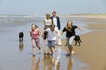 Wassenaar 10 juli 2015
Fotouurtje met Koningin Maxima Koning Willem Alexander en de prinsesjes Amalia Alexia en Ariane op het strand van Wassenaar.