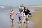 Wassenaar 10 juli 2015
Fotouurtje met Koningin Maxima Koning Willem Alexander en de prinsesjes Amalia Alexia en Ariane op het strand van Wassenaar.