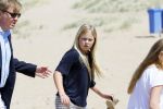 Wassenaar 10 juli 2015
Fotouurtje met Koningin Maxima Koning Willem Alexander en de prinsesjes Amalia Alexia en Ariane op het strand van Wassenaar.