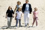 Wassenaar 10 juli 2015
Fotouurtje met Koningin Maxima Koning Willem Alexander en de prinsesjes Amalia Alexia en Ariane op het strand van Wassenaar.