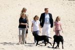 Wassenaar 10 juli 2015
Fotouurtje met Koningin Maxima Koning Willem Alexander en de prinsesjes Amalia Alexia en Ariane op het strand van Wassenaar.