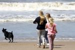Wassenaar 10 juli 2015
Fotouurtje met Koningin Maxima Koning Willem Alexander en de prinsesjes Amalia Alexia en Ariane op het strand van Wassenaar.