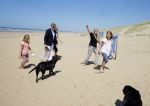 Wassenaar 10 juli 2015
Fotouurtje met Koningin Maxima Koning Willem Alexander en de prinsesjes Amalia Alexia en Ariane op het strand van Wassenaar.