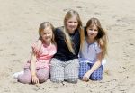 Wassenaar 10 juli 2015
Fotouurtje met Koningin Maxima Koning Willem Alexander en de prinsesjes Amalia Alexia en Ariane op het strand van Wassenaar.