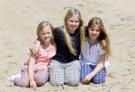 Wassenaar 10 juli 2015
Fotouurtje met Koningin Maxima Koning Willem Alexander en de prinsesjes Amalia Alexia en Ariane op het strand van Wassenaar.
