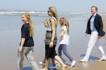 Wassenaar 10 juli 2015
Fotouurtje met Koningin Maxima Koning Willem Alexander en de prinsesjes Amalia Alexia en Ariane op het strand van Wassenaar.