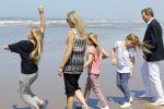 Wassenaar 10 juli 2015
Fotouurtje met Koningin Maxima Koning Willem Alexander en de prinsesjes Amalia Alexia en Ariane op het strand van Wassenaar.