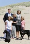 Wassenaar 10 juli 2015
Fotouurtje met Koningin Maxima Koning Willem Alexander en de prinsesjes Amalia Alexia en Ariane op het strand van Wassenaar.