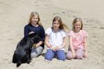 Wassenaar 10 juli 2015
Fotouurtje met Koningin Maxima Koning Willem Alexander en de prinsesjes Amalia Alexia en Ariane op het strand van Wassenaar.