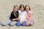 Wassenaar 10 juli 2015
Fotouurtje met Koningin Maxima Koning Willem Alexander en de prinsesjes Amalia Alexia en Ariane op het strand van Wassenaar.