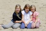 Wassenaar 10 juli 2015
Fotouurtje met Koningin Maxima Koning Willem Alexander en de prinsesjes Amalia Alexia en Ariane op het strand van Wassenaar.