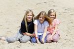 Wassenaar 10 juli 2015
Fotouurtje met Koningin Maxima Koning Willem Alexander en de prinsesjes Amalia Alexia en Ariane op het strand van Wassenaar.