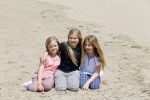 Wassenaar 10 juli 2015
Fotouurtje met Koningin Maxima Koning Willem Alexander en de prinsesjes Amalia Alexia en Ariane op het strand van Wassenaar.