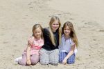 Wassenaar 10 juli 2015
Fotouurtje met Koningin Maxima Koning Willem Alexander en de prinsesjes Amalia Alexia en Ariane op het strand van Wassenaar.