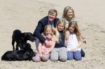 Wassenaar 10 juli 2015
Fotouurtje met Koningin Maxima Koning Willem Alexander en de prinsesjes Amalia Alexia en Ariane op het strand van Wassenaar.