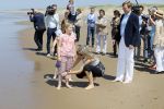 Wassenaar 10 juli 2015
Fotouurtje met Koningin Maxima Koning Willem Alexander en de prinsesjes Amalia Alexia en Ariane op het strand van Wassenaar.