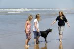 Wassenaar 10 juli 2015
Fotouurtje met Koningin Maxima Koning Willem Alexander en de prinsesjes Amalia Alexia en Ariane op het strand van Wassenaar.