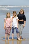 Wassenaar 10 juli 2015
Fotouurtje met Koningin Maxima Koning Willem Alexander en de prinsesjes Amalia Alexia en Ariane op het strand van Wassenaar.
