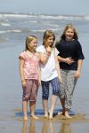 Wassenaar 10 juli 2015
Fotouurtje met Koningin Maxima Koning Willem Alexander en de prinsesjes Amalia Alexia en Ariane op het strand van Wassenaar.
