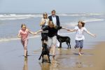 Wassenaar 10 juli 2015
Fotouurtje met Koningin Maxima Koning Willem Alexander en de prinsesjes Amalia Alexia en Ariane op het strand van Wassenaar.