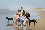 Wassenaar 10 juli 2015
Fotouurtje met Koningin Maxima Koning Willem Alexander en de prinsesjes Amalia Alexia en Ariane op het strand van Wassenaar.