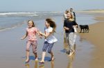 Wassenaar 10 juli 2015
Fotouurtje met Koningin Maxima Koning Willem Alexander en de prinsesjes Amalia Alexia en Ariane op het strand van Wassenaar.