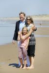 Wassenaar 10 juli 2015
Fotouurtje met Koningin Maxima Koning Willem Alexander en de prinsesjes Amalia Alexia en Ariane op het strand van Wassenaar.